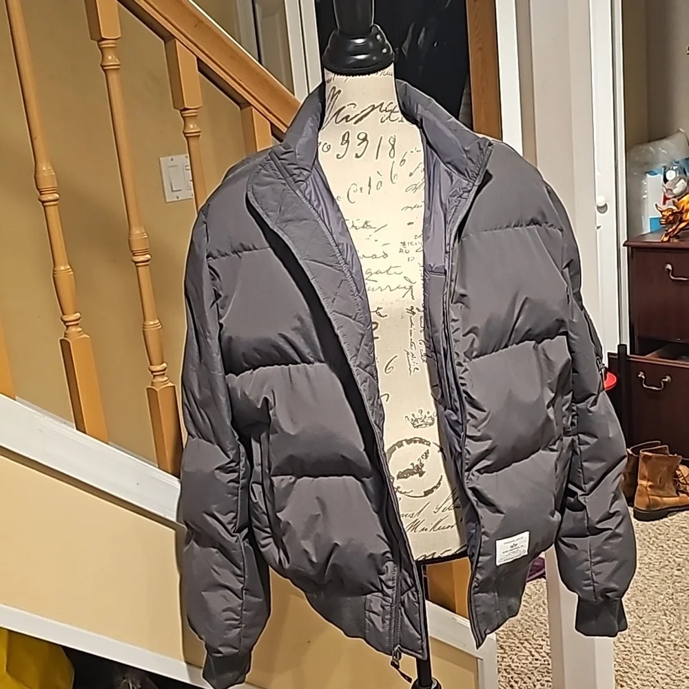 UNISEX gray puffer coat....size XL... LIKE NEW!! ALPHA INDUSTRIES. - Picture 1 of 8